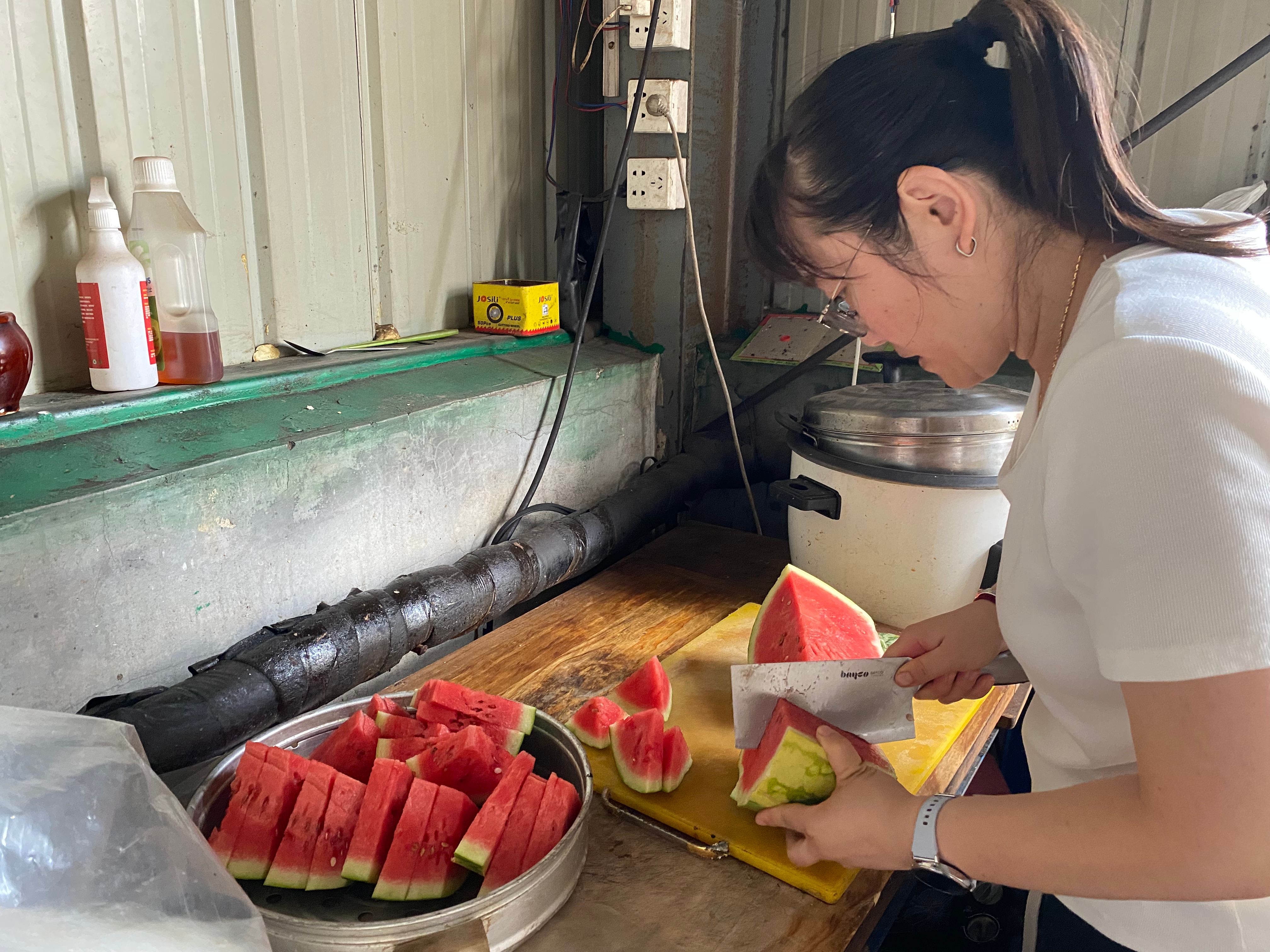 酷暑里的一縷清涼 ---工會(huì)主席王林林到智造中心慰問(wèn)一線(xiàn)員工