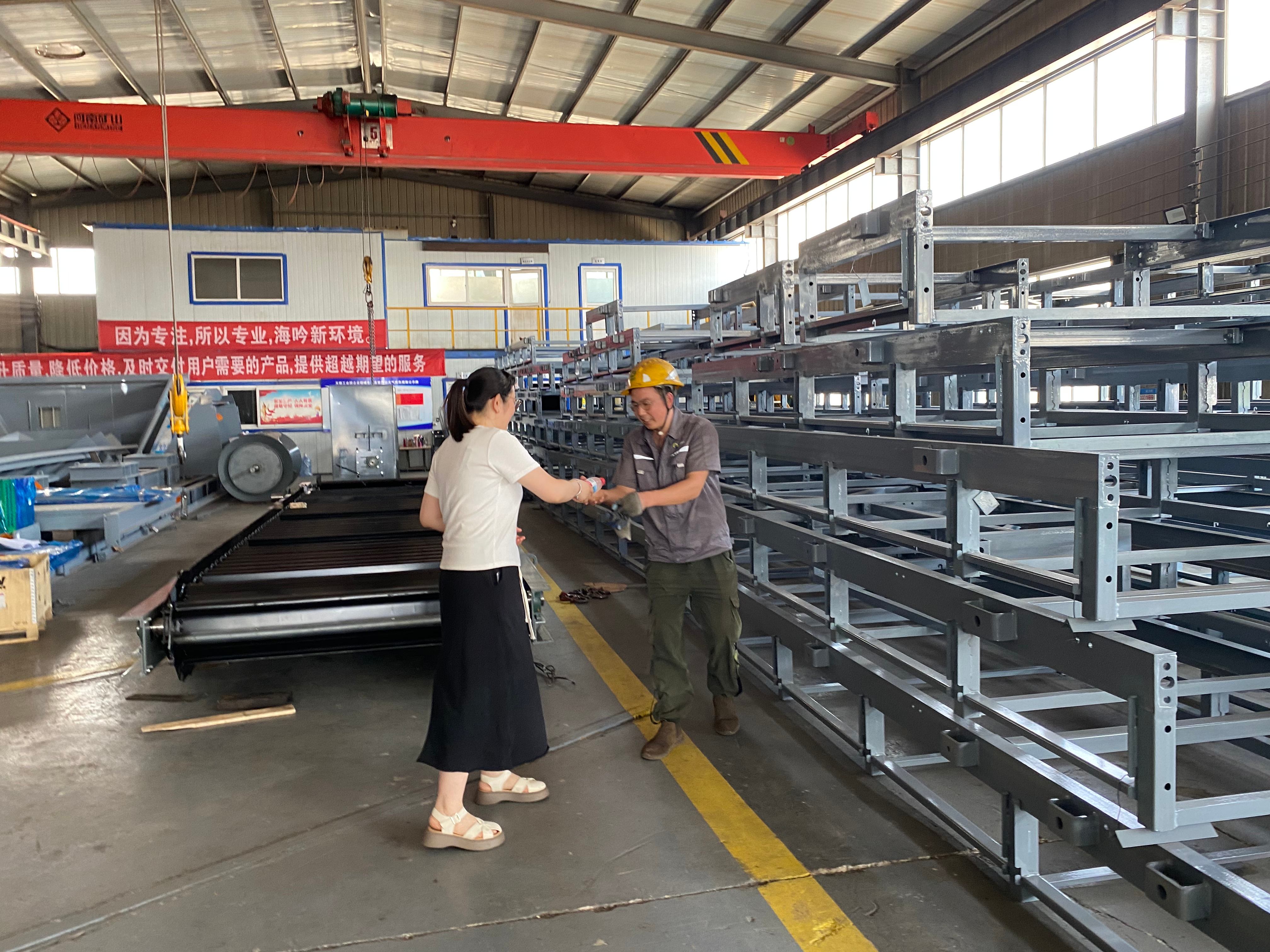 酷暑里的一縷清涼 ---工會(huì)主席王林林到智造中心慰問(wèn)一線(xiàn)員工