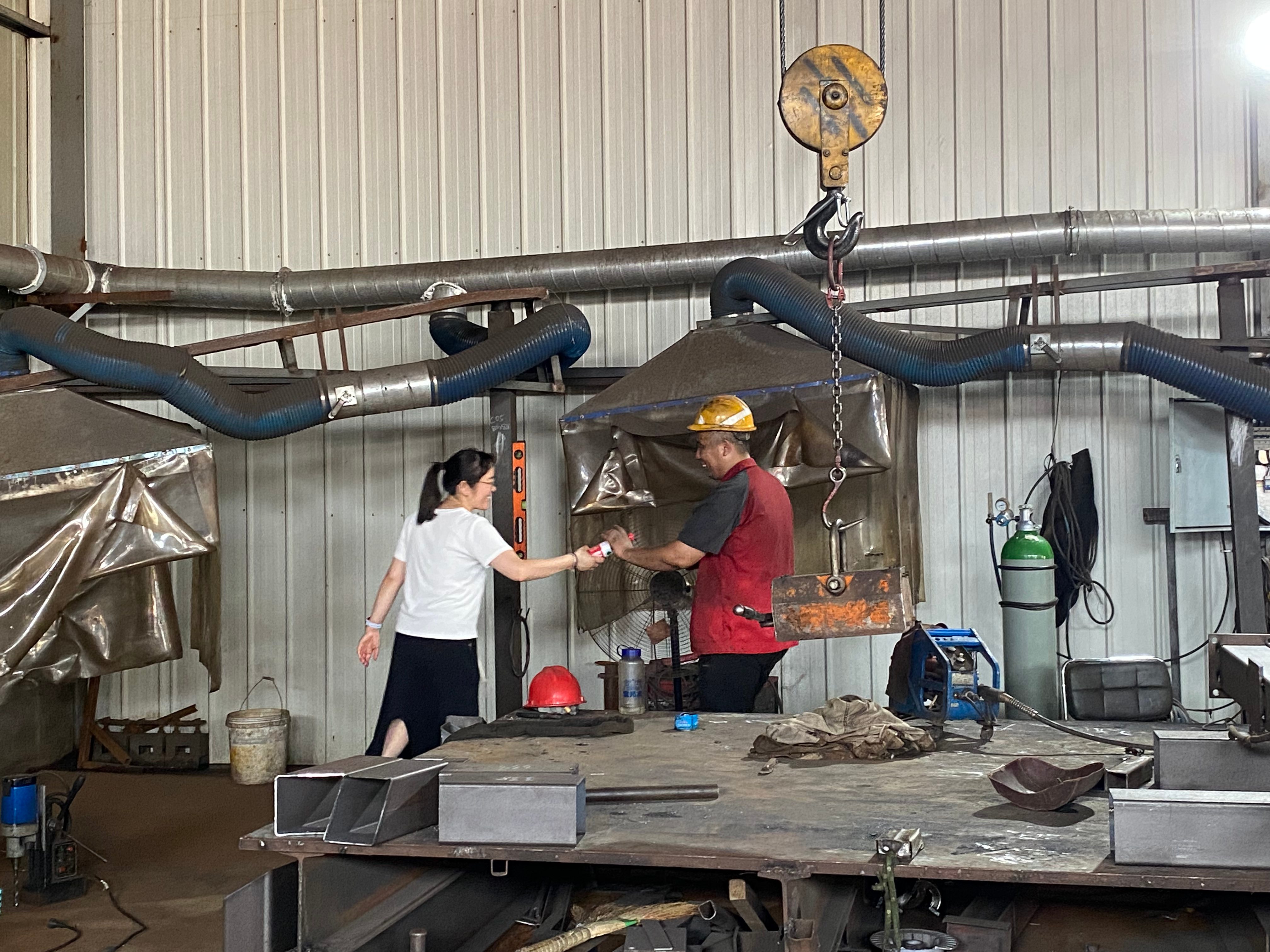 酷暑里的一縷清涼 ---工會(huì)主席王林林到智造中心慰問(wèn)一線(xiàn)員工