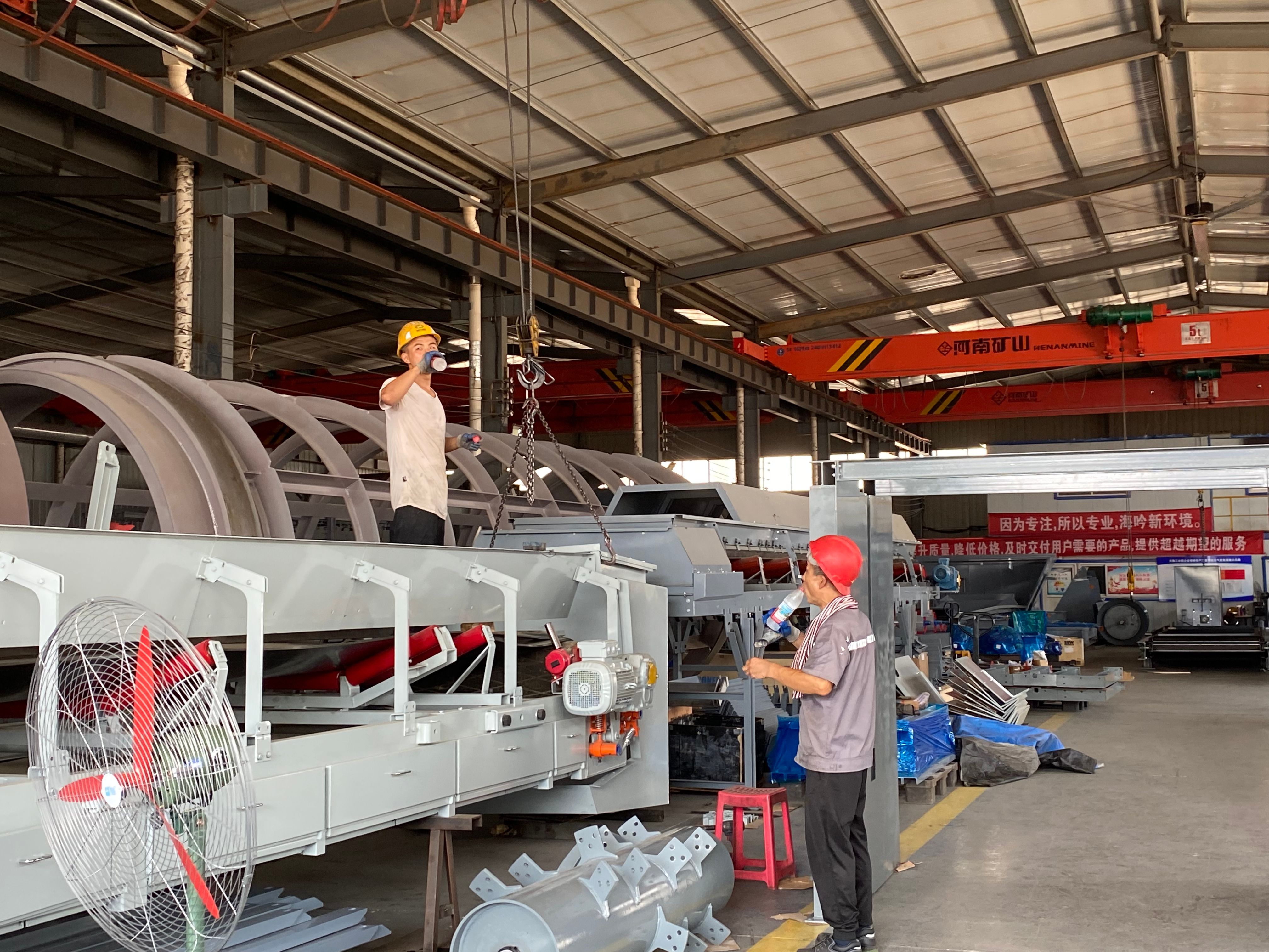 酷暑里的一縷清涼 ---工會(huì)主席王林林到智造中心慰問(wèn)一線(xiàn)員工