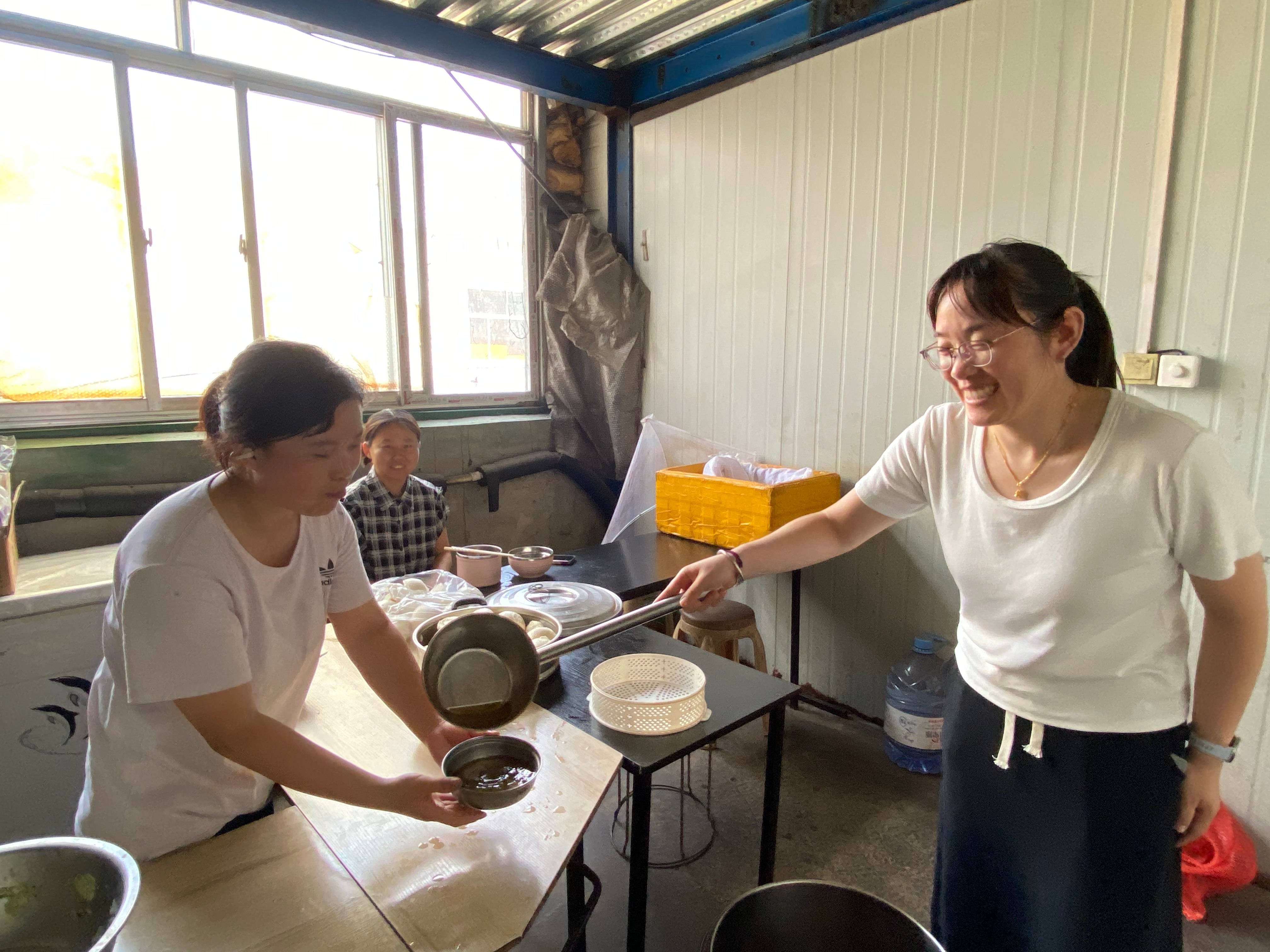 酷暑里的一縷清涼 ---工會(huì)主席王林林到智造中心慰問(wèn)一線(xiàn)員工