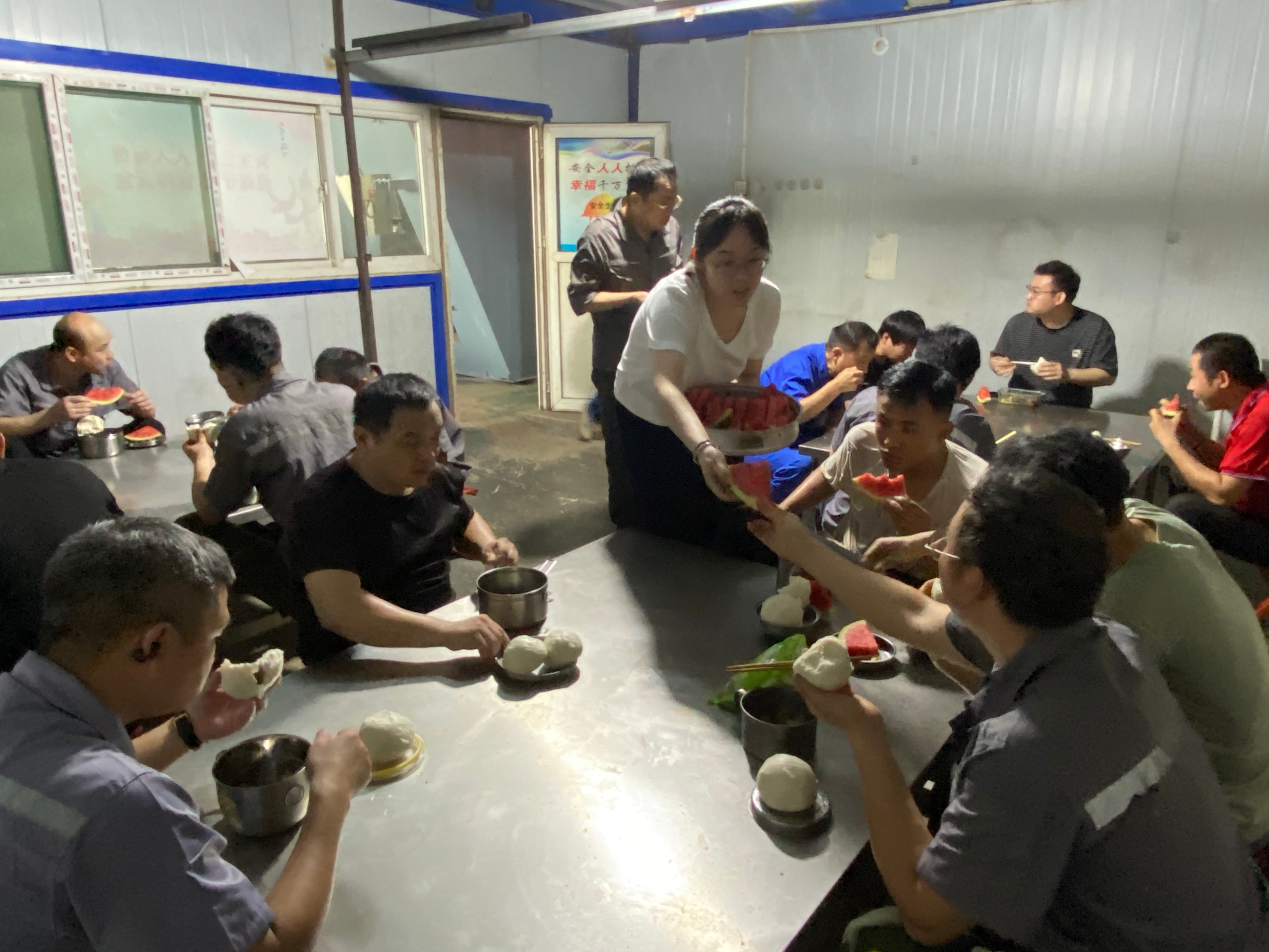 酷暑里的一縷清涼 ---工會(huì)主席王林林到智造中心慰問(wèn)一線(xiàn)員工